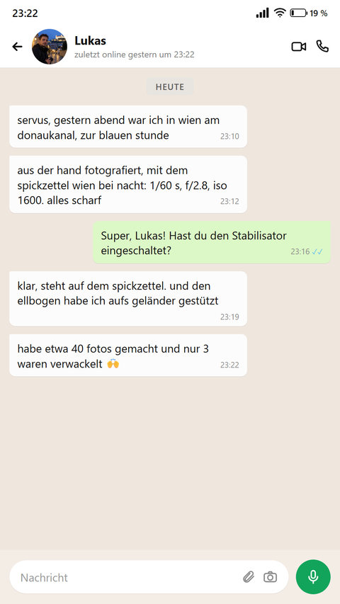 Jemand schreibt über den Spickzettel Wien bei Nacht, am Donaukanal